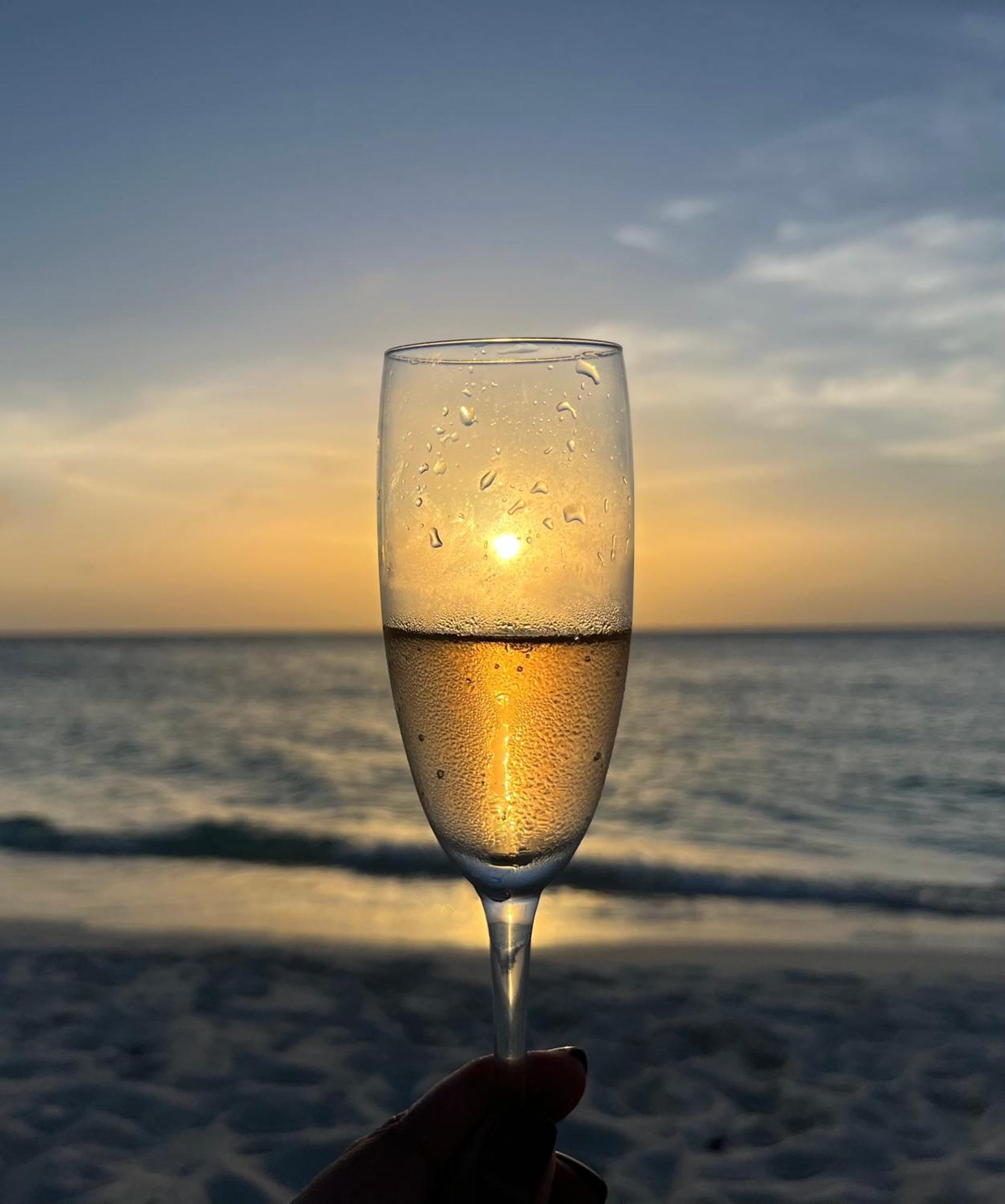 Tranquil Eagle Beach Condo, Sleeps 4 To 6 팜비치 외부 사진